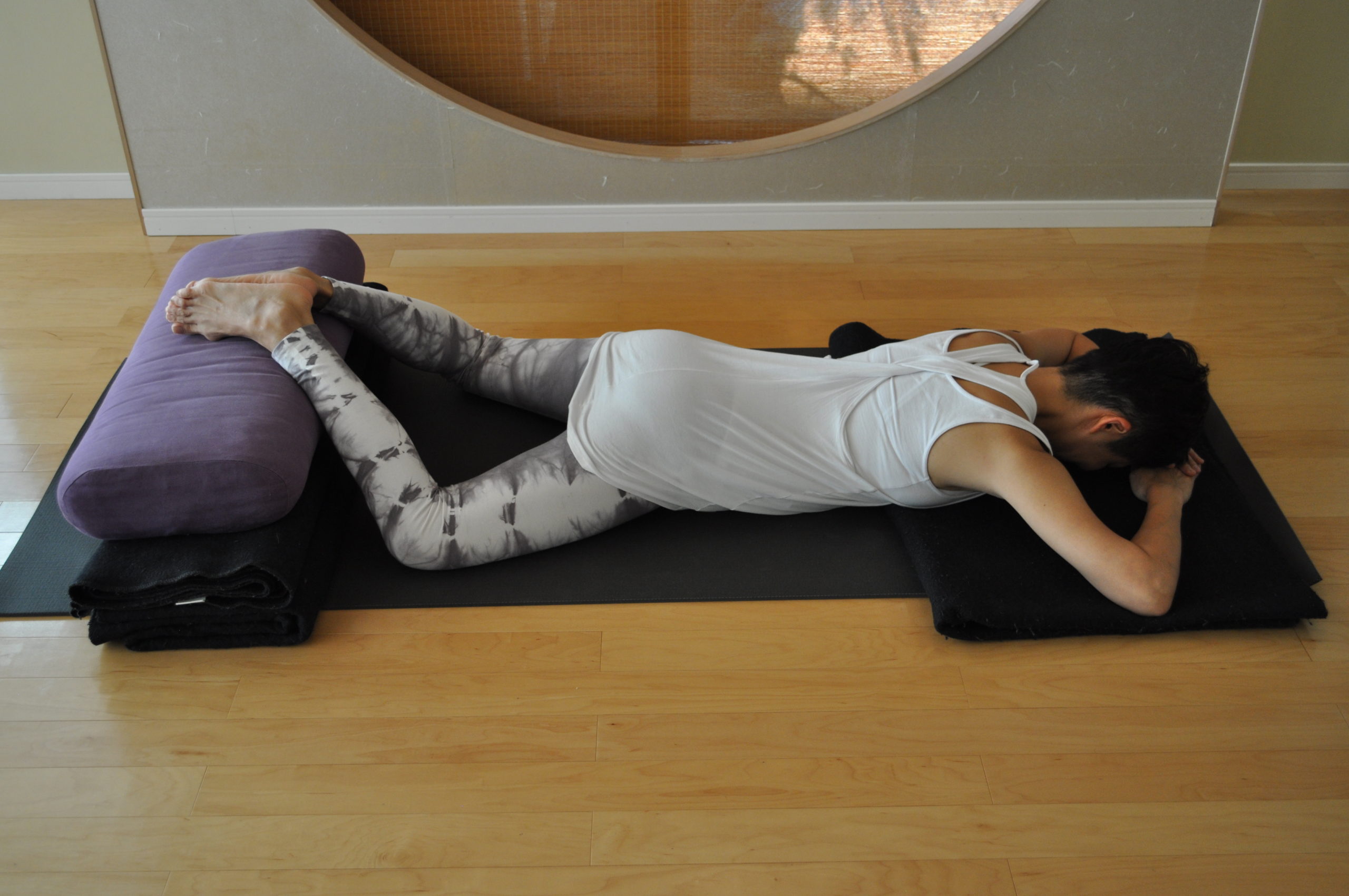 How to use a Yoga Bolster? User guide with 20 postures